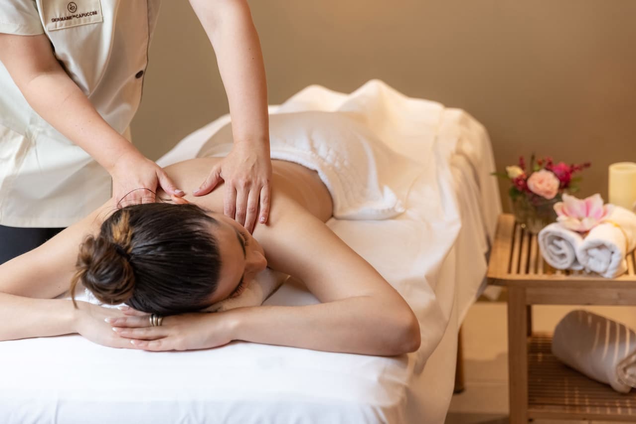 imagen de mujer recibiendo un masaje
