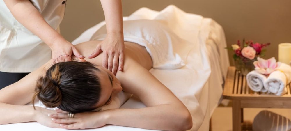 imagen de mujer recibiendo un masaje